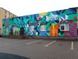 Mural MDK-u w Ostrowi Mazowieckiej. Budynek Miejskiego Domu Kultury się zmienia. Zdjęcia