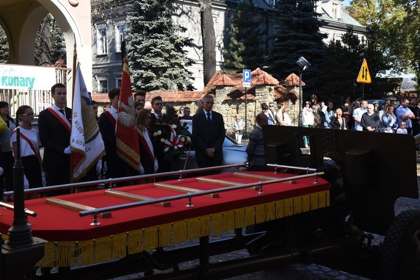 Nowy Sącz. Tłumy sądeczan na powtórnym pochówku gen. Bronisława Pierackiego