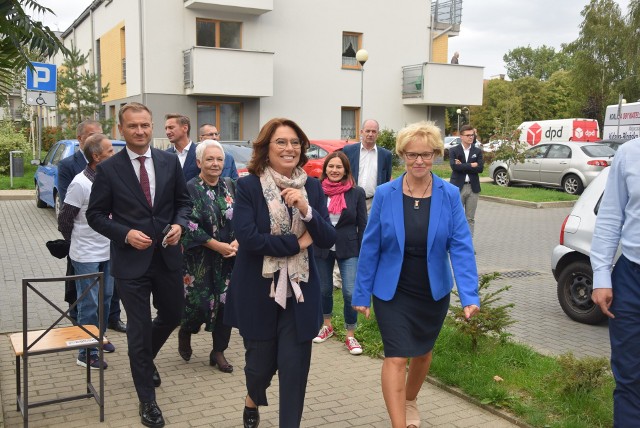 Gości oprowadzała Jadwiga Dąbrowska ze stowarzyszenia Potrzebny Dom.