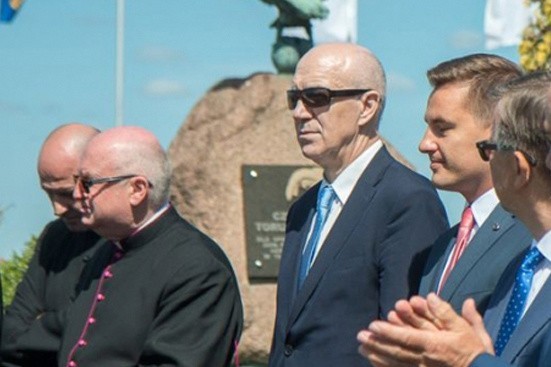 Proboszcz parafii katedralnej w Toruniu ks. Marek Rumiński (drugi z lewej) i posłowie PO Antoni Mężydło i Arkadiusz Myrcha