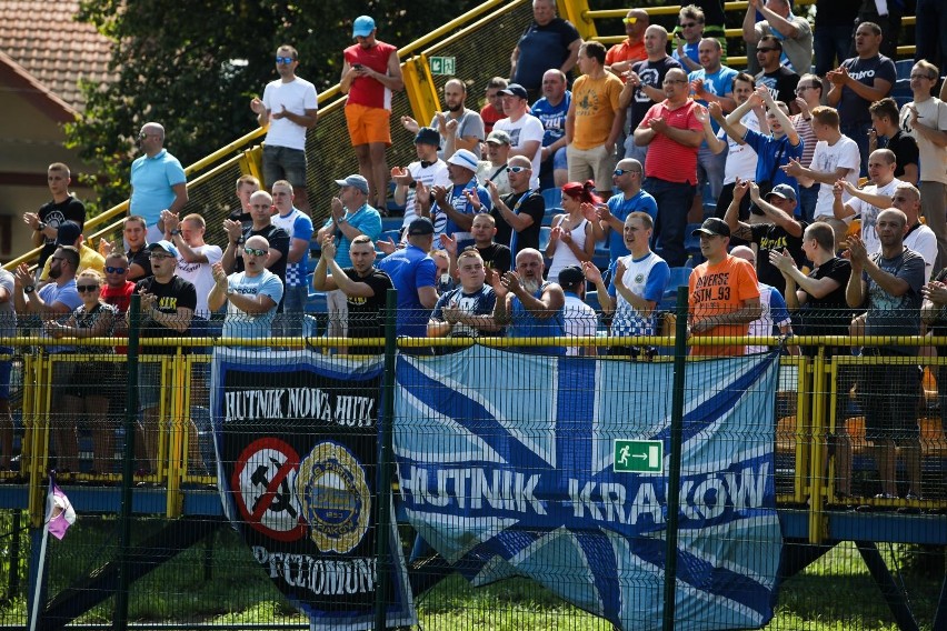 Jutrzenka Giebułtów - Hutnik Kraków, stadion w Zabierzowie