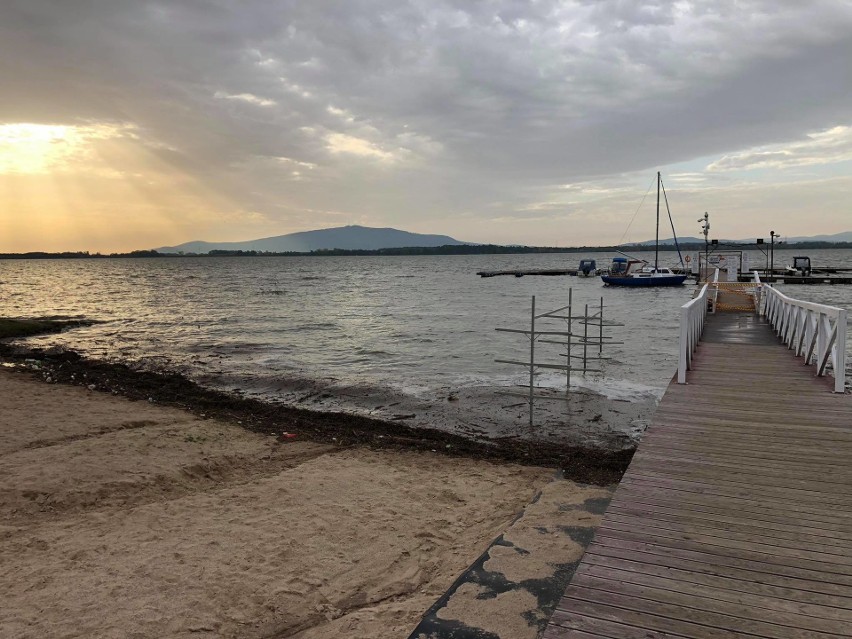 Podtopiona plaża i zniszczenia po okresie zwiększonego...