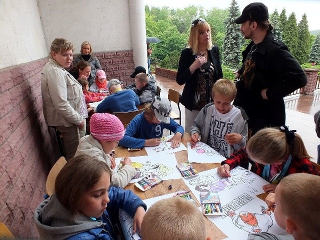 Dzieci z pasją kolorowały wizerunki postaci z bajek. 