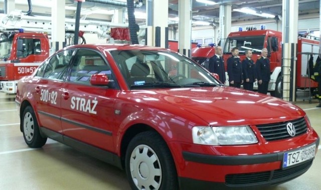 Tak prezentuje się nowy nabytek staszowskich strażaków. Volkswagen służył do tej pory marszałkowi województwa świętokrzyskiego. Teraz zmienił kolor, na bojowy.