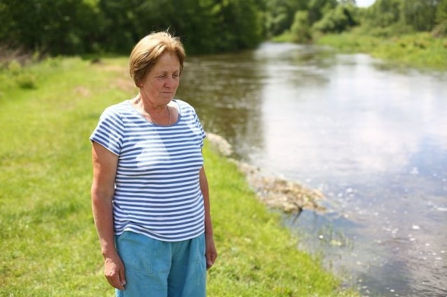 - Jeszcze trochę wody w Radomce i rzeka zacznie nas zalewać &#8211; mówi Jadwiga Malec z Jankowic. Cała rodzina w piątek z niepokojem przyglądała się wzrostowi poziomu wody w rzece.