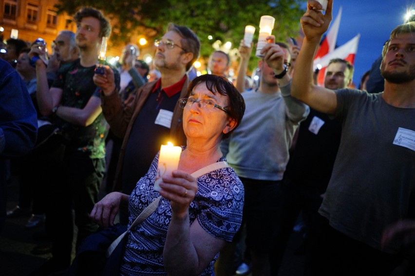 Łańcuch Światła: Tłumy manifestują na placu Wolności