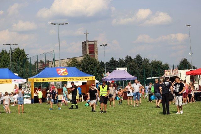 Weekend odbywał się pod znakiem Dni Orońska. W sobotę w tej miejscowości odbył się duży festyn rodzinny. Były konkursy, dmuchańce dla najmłodszych i pyszne, polskie jadło przygotowane przez koła gospodyń wiejskich. Można było poznać historię krzemienia czekoladowego, którego złoża już jakiś czas temu odkryli archeolodzy w Orońsku. Wszystko przy dobrej muzyce. Imprezę zakończyła zabawa przy muzyce, którą serwował DJ Maximus.ZOBACZ ZDJĘCIA Z SOBOTNIEGO FESTYNU ------>>>> 