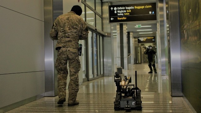 „gdybym nawet miał bombę …" - te słowa 34-letniego krakowianina, natychmiast uruchomiły wszelkie procedury bezpieczeństwa na lotnisku w Balicach