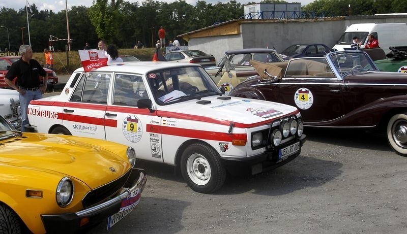 Zabytkowe auta przy Zalewie Szczecińskim