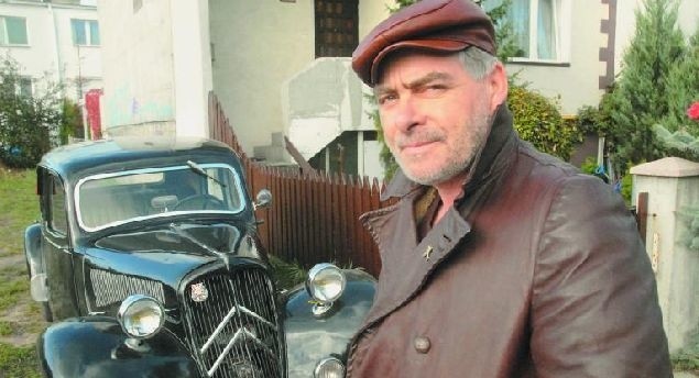 Piotr Myśliwiec na tle swojego wiekowego citroëna. Wszystko wskazuje na to, że za kilka miesięcy zobaczymy go na ekranie.