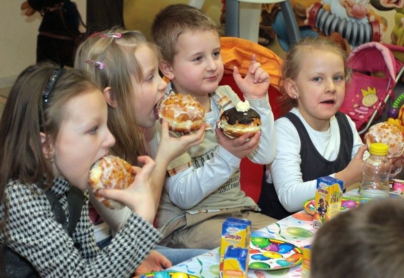 Dzieciaki gotowe pączki jadły w kąciku zabaw salonu...