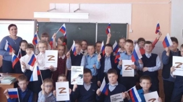 Klasa w rosyjskiej podstawówce podczas zakłamanej lekcji o wojnie na Ukrainie