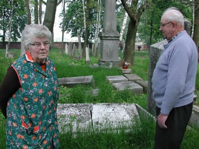 Anna i Franciszek Gąsiorowie nad grobem krewnej Edyty Stein.