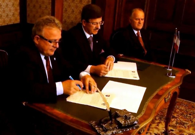Prezydent Kołobrzegu Janusz Gromek podpisuje umowę.