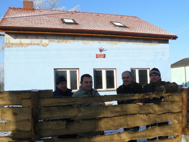 - W maju nasza remiza będzie jak nowa - mówią Henryk Nowik (od lewej), Dariusz Woźniak, sołtys Janusz Małysz i Waldemar Kupczak.