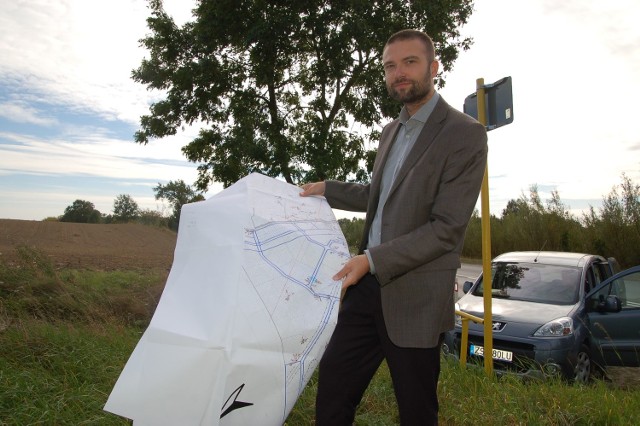 Konrad Czaczyk z ratusza pokazuje tereny, które będą wystawione na sprzedaż. Plan zagospodarowania dopuszcza budowę obiektu handlowego powyżej 2 tys. m kw. Byłby największy w Szczecinku.