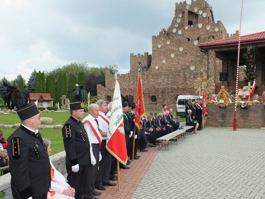 Główne uroczystości dożynkowe były przy polowym ołtarzu,...