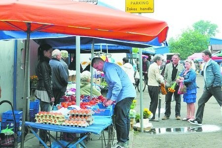 Łomża. Kupcy szukają pomocy u prezydentaW miniony piątek w miejscu przeznaczonym do parkowania dla zaopatrzenia, a przede wszystkim dla klientów miejskiego targowiska w Łomży, stali handlujący. Tak jest niemal codziennie.