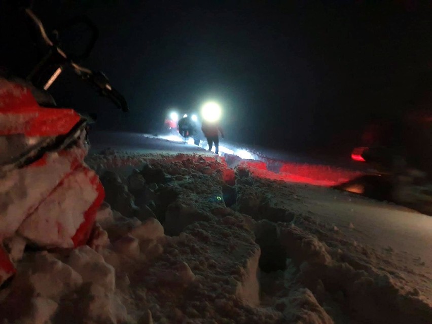 Goprowcy ratowali w Bieszczadach dwójkę turystów. Uwaga! Warunki w górach są bardzo trudne