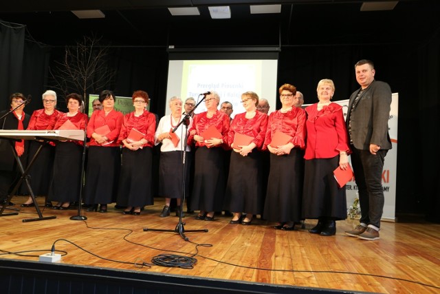 Podczas Przeglądu Piosenki Turystycznej i Kolejowej dla Seniorów w Jabłonowie Pomorskim rozbrzmiewały piosenki turystyczno-kolejowe w wykonaniu zespołów z powiatu brodnickiego, grudziądzkiego i nowomiejskiego