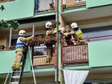 Dramatyczna akcja straży pożarnej. 2-letnie dziecko zatrzasnęło się na balkonie w Śremie