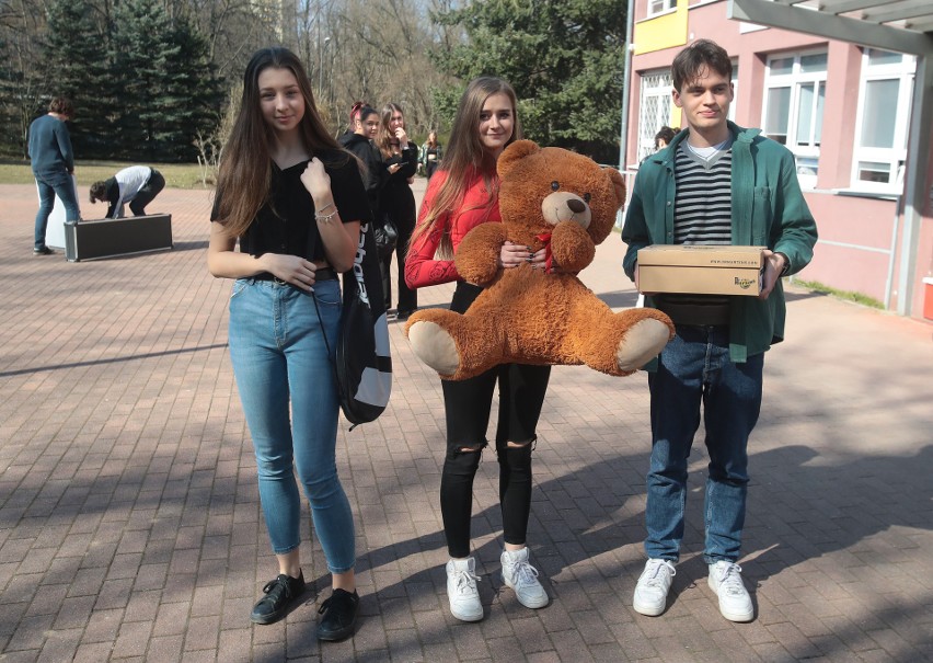 Nietypowe święto w V Liceum Ogólnokształcącym w Szczecinie. Zobacz, jak uczniowie obchodzili dzień bez plecaka