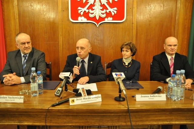 Porozumienie podpisano w obecności posła Wiesława Suchowiejko (z lewej) &#8211; od prawej Krzysztof Aleksandrowicz i Joanna Jodłowska z Kronospanu i burmistrz Jerzy Hardie-Douglas. 