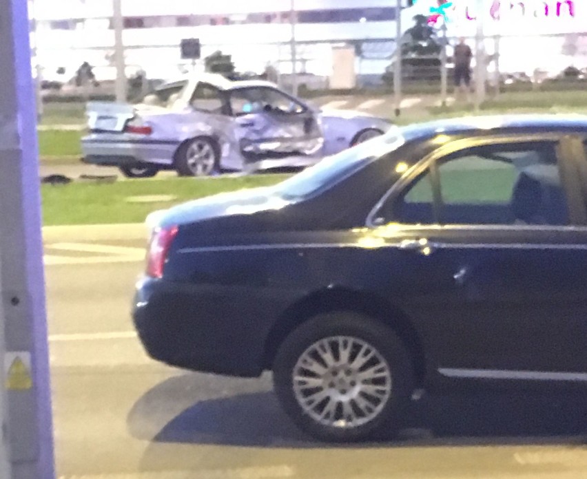 Wypadek w Radomiu. Zderzenie dwóch samochodów przed Centrum Handlowym M1