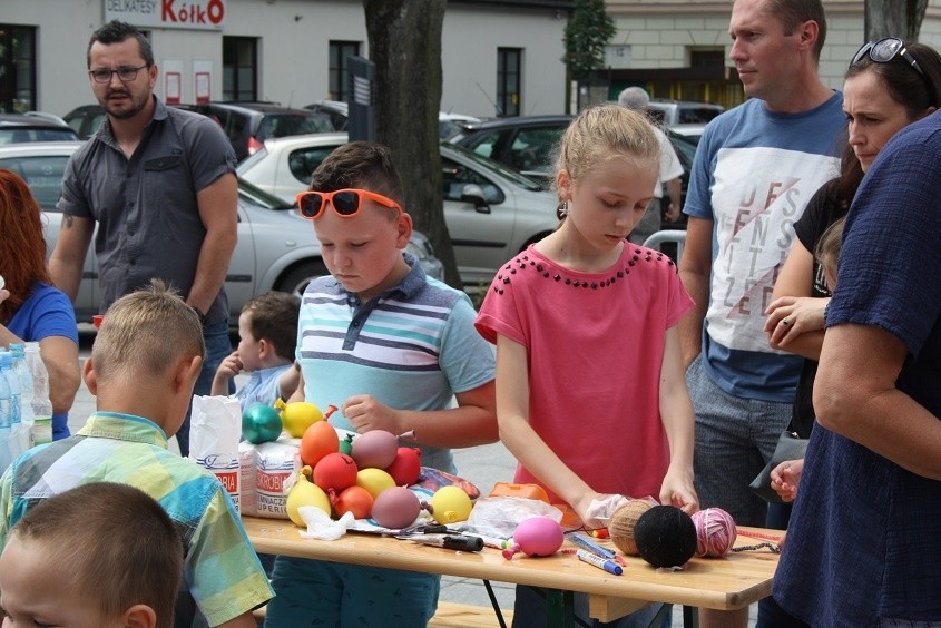 Krzeszowice. Na rynku trwa zabawa dla całych rodzin. Jest iluzjonista, gry i zabawy, dmuchany zamek