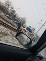 Samochód wjechał na torowisko w Bydgoszczy [zobacz zdjęcia]