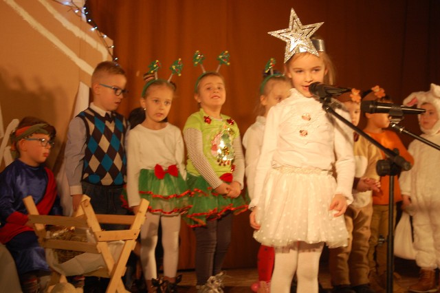 Dzieci z niepublicznego przedszkola „Wesoła piątka” w Nakle pokazały spektakl  pt. „Idziemy do stajenki”.