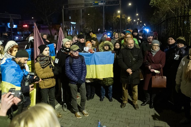 Solidaryzujący się z Ukrainą zorganizowali we wtorek pikietę przed konsulatem Rosji przy ulicy Bukowskiej w Poznaniu. Organizatorami protestu byli: Poznań Wolny Od Nienawiści i Obywatele RP - Wielkopolska. Zobacz kolejne zdjęcie -->