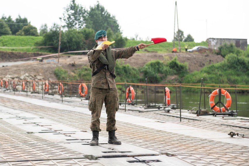 Komunikacja. Przez most na Wiśle Sierosławice-Świniary można już przechodzić i przejeżdżać. Należy uważać, są ograniczenia.