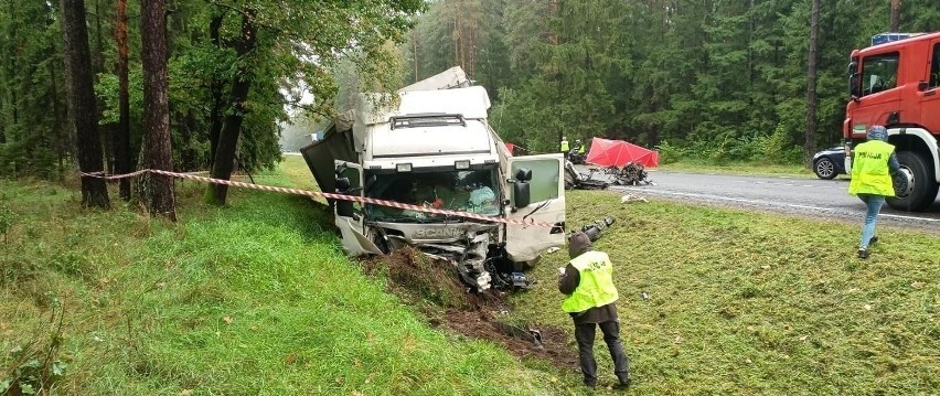 Policja szuka świadków wypadku w Tatarowcach, w którym zginął mężczyzna z trójką synków. Rodzina i znajomi w żałobie