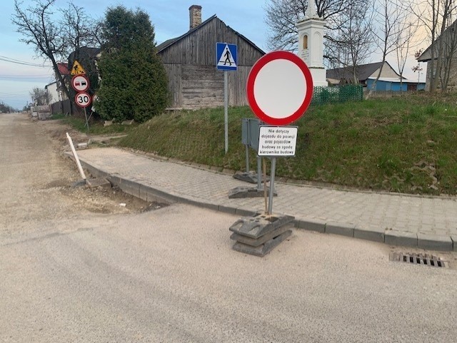 Przed wsią Osiny ustawiono znak zakazu wjazdu, by ułatwić...