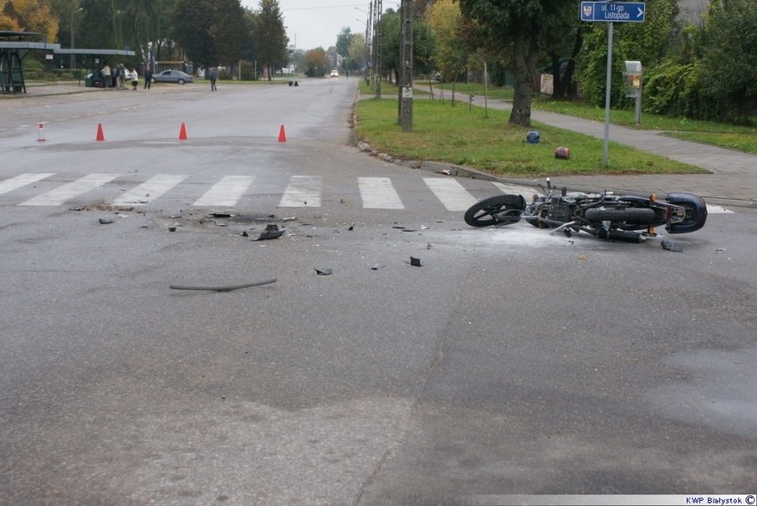 Wypadek w Sokółce [FOTO]. Osobówka uderzyła w motor, a następnie w płot 