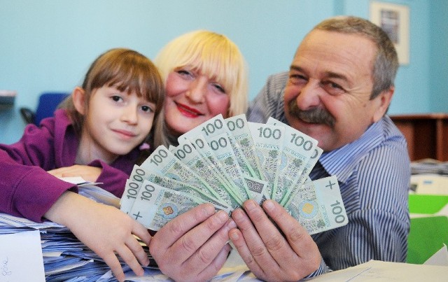 Marian Śliwa z Zielonej Góry zdobył 2 tys. zł w loterii "GL". Po gotówkę przyjechał jeszcze tego samego dnia z żoną Elżbietą i wnuczką Kingą.