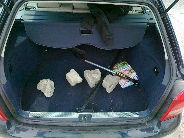 W samochodzie funkcjonariusze znaleźli kawałki kostki...