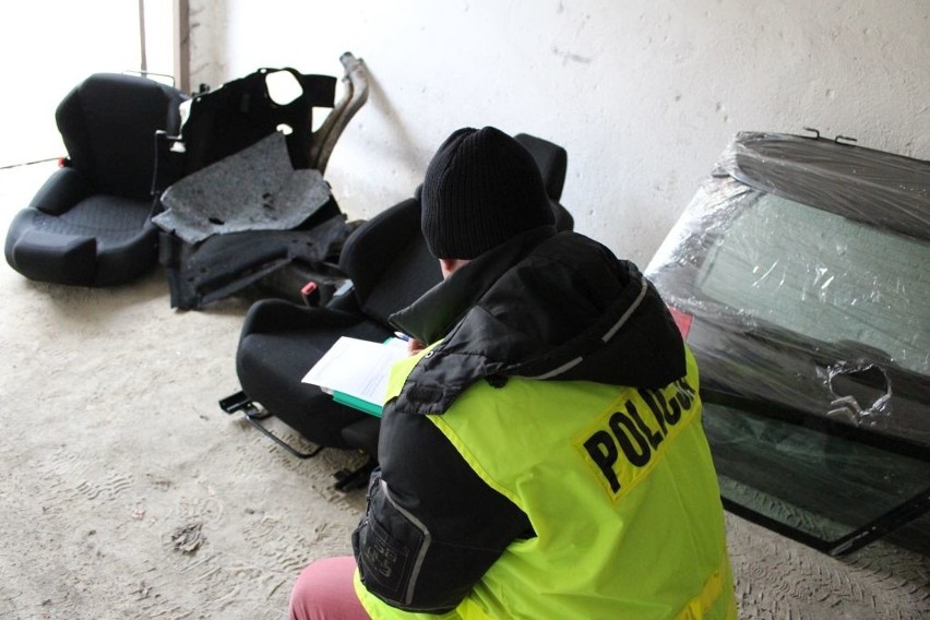 W ładowni przewozili skradzione w Łodzi auto. W ręce policji wpadli pod Łowiczem [Zdjęcia]