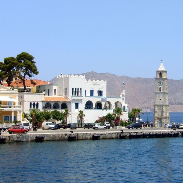 Urokliwe domki na greckiej wyspie Simi, na której nie ma&#8230; słodkiej wody, z kranów leci słona. Dlatego jest tu niewiele hoteli i turystów.
