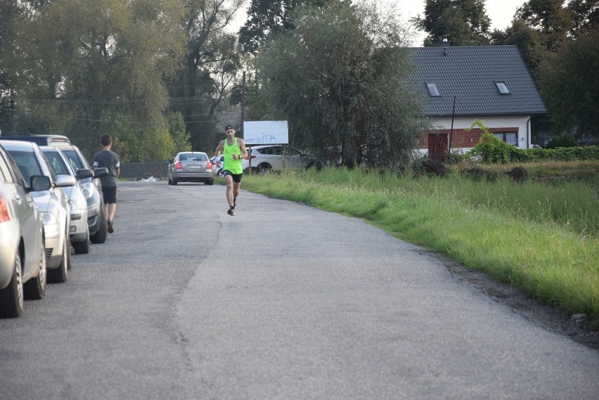 Biegli w pobiednickim półmaratonie, żeby pomóc zarobić na leczenie dla chorych osób [ZDJĘCIA]