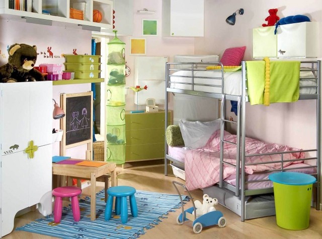 Łóżko piętrowe sprawdzi się w małym pokoju, w którym trzeba pomieścić dwójkę dzieci.