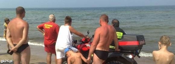 Akcja na Bałtyku. Na brzegu morza ratownicy i turyści czekali na wieści od ekipy poszukiwawczej.