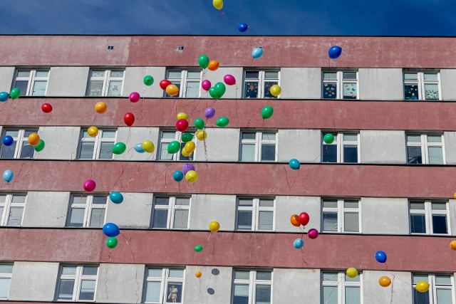 Jak co roku – w przypadający w niedzielę Międzynarodowy Dzień Walki z Nowotworami u Dzieci - balony, w których zamknięto karteczki z marzeniami małych pacjentów Kliniki Pediatrii, Onkologii i Hematologii UDSK poleciały do nieba.  Było kolorowo, wesoło, radośnie...