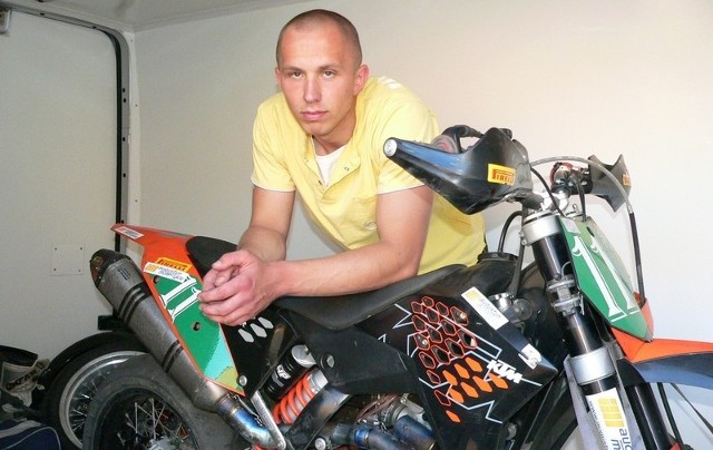 Karol Mochocki z Radomskiego Towarzystwa Motocyklowego ma ogromną szansą na powtórzenie sukcesu z poprzedniego roku i wywalczenie dwóch tytułów mistrza Polski w wyścigach supermoto.