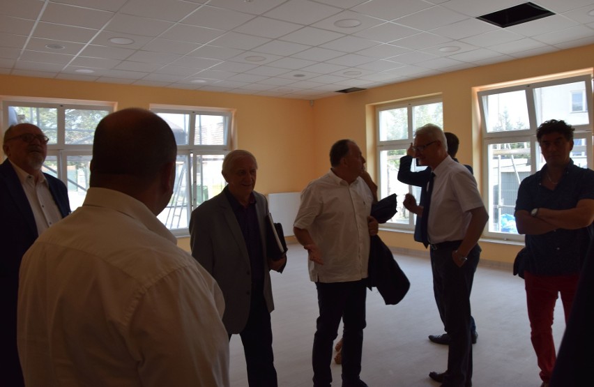 Burmistrz Włoszczowy zaprosił radnych na plac budowy przedszkola. Byli pod wrażeniem