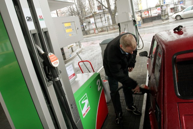 Kierowcy nie mają wyjścia - tankują. Za to UOKiK bacznie przygląda się cenom paliw na polskich stacjach.