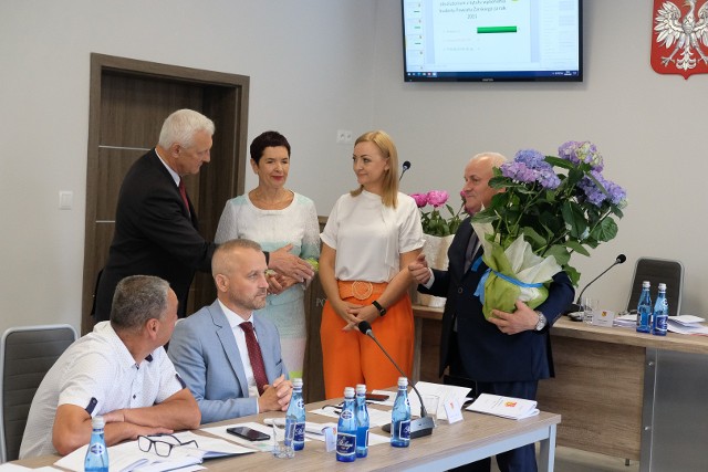 Sesja absolutoryjna w powiecie żarskim. Starosta podziękował Elizie Siemianowskiej, skarbnik powiatu żarskiego, za pracę nad budżetem.