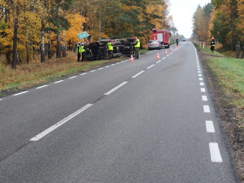 Sumki. Wypadek na DK 63 Orzysz - Pisz.  Wojskowy Honker przewrócił się na poboczu podczas wymijania rowerzysty (zdjęcia)
