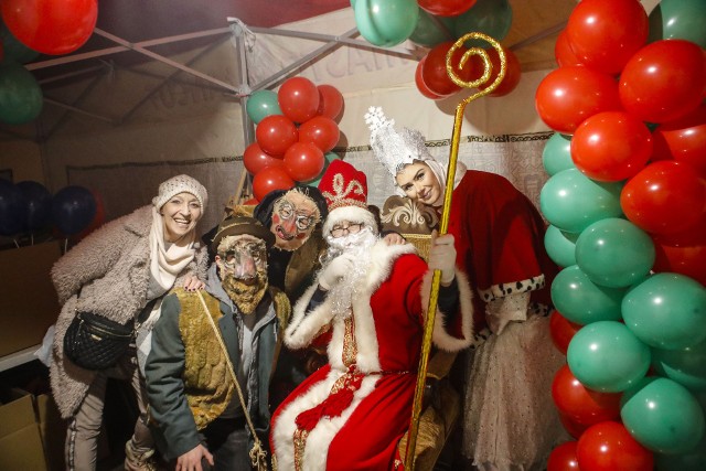 Tłumy dzieci oczekiwały Świętego Mikołaja w świątecznym miasteczku w Łańcucie.